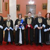 Αναγορεύτηκε σε επίτιμη διδάκτορα του Τμήματος Φιλοσοφίας της Φιλοσοφικής Σχολής του Πανεπιστημίου Αθηνών η διακεκριμένη Καθηγήτρια του Πανεπιστημίου της Καλιφόρνιας, Βούλα Τσούνα